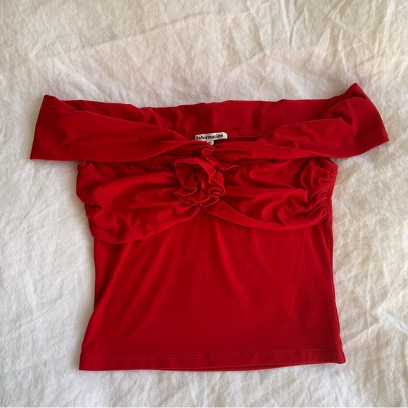 Reformation Emerald Rosette Tencel Knit Off The Shoulder Ruched Top Lipstick Red - Picture 4 of 8